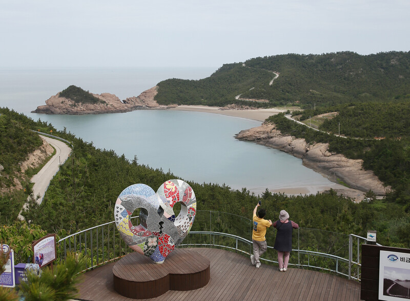 전남 신안군 비금도에 있는 하누넘해변. ‘하트해변’으로도 불린다.