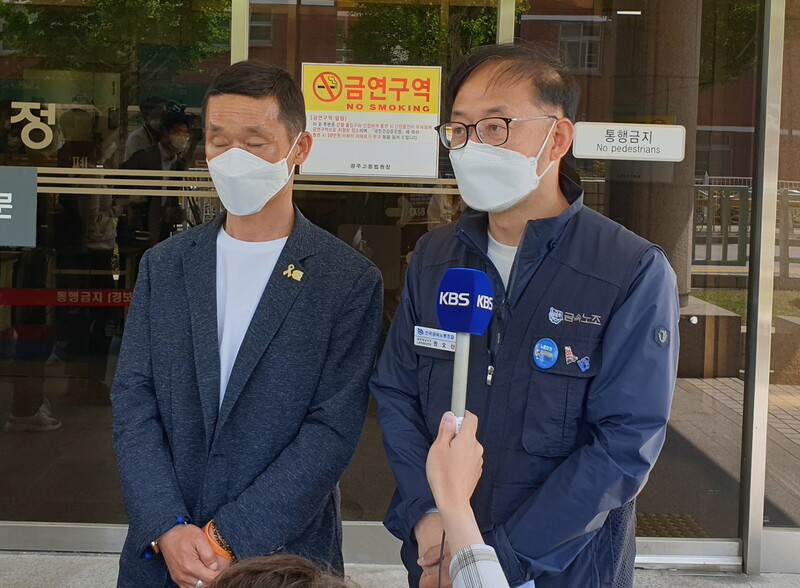 지난해 광주 폐자재처리업체에서 근무하다 숨진 김재순씨의 아버지 김선양씨(왼쪽)와 금속노조 관계자가 28일 사고업체 사업주의 선고 공판이 끝난 후 입장을 밝히고 있다. 해당 사업주는 징역 1년을 선고받고 법정 구속됐다.김용희 기자 kimyh@hani.co.kr