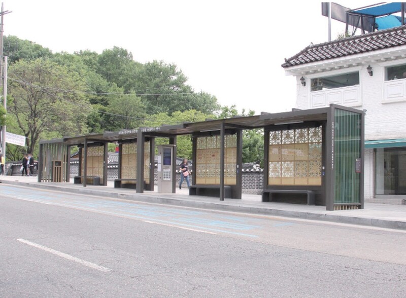 목공예 원목을 주재료로 사용해 한국 전통적인 이미지를 형상화한 한옥마을 버스승강장.