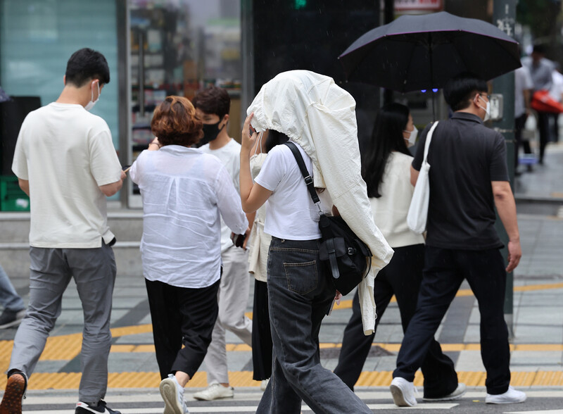 25일 서울 중구 한 도로에서 시민들이 횡단보도를 건너고 있다. 연합뉴스