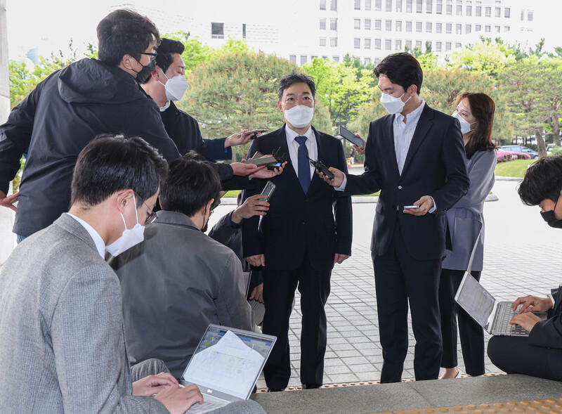 김오수 검찰총장이 22일 오전 서울 서초구 대검찰청 출근길에 기자들 질문에 답하고 있다. 연합뉴스