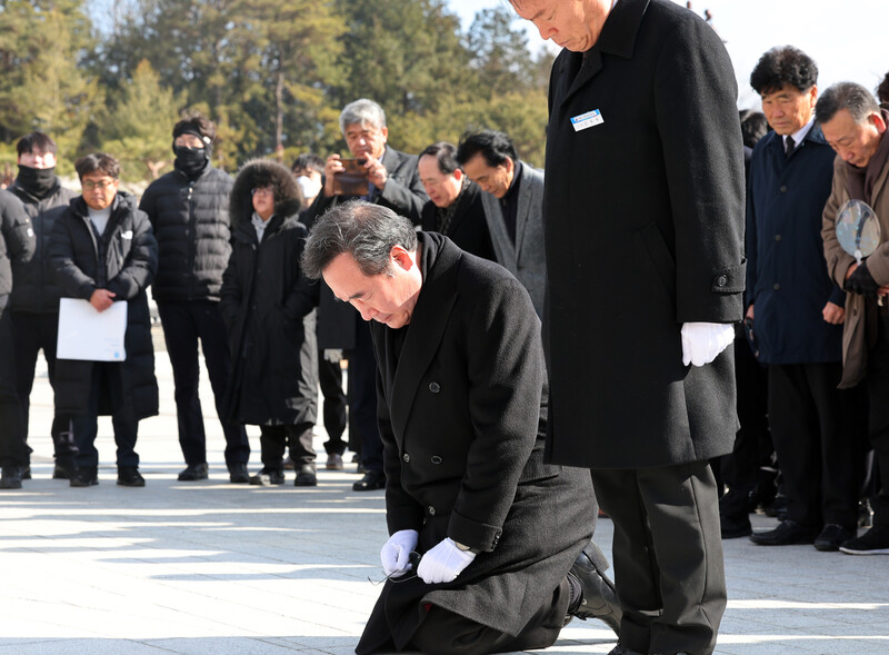 더불어민주당 이낙연 전 대표가 7일 오전 광주 북구 국립 5·18 민주묘지에서 무릎을 꿇고 참배하고 있다. 연합뉴스