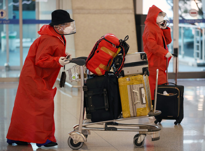 5일 오전 인천국제공항 1터미널 출발층에서 이용객들이 코로나19에 대한 우려 등으로 마스크, 보호장구를 착용하고 이동하고 있다. 연합뉴스