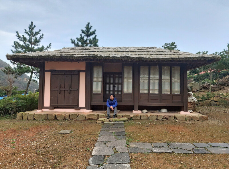 지난 18일 전남 신안군 흑산면 사리 ‘유배 문화 공원’에 있는 한옥 숙박 시설(유배 체험 공간). 김선식 기자가 사리 마을에서 묵은 숙소다. 사진 박재길 전 사리 마을 이장 제공