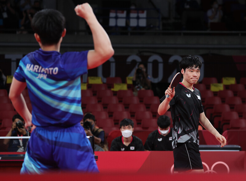 6일 일본 도쿄체육관에서 열린 도쿄올림픽 탁구 남자 단체전 한국과 일본의 동메달 결정전. 두번째 단식에 출전한 장우진이 하리모토 토모카즈 상대로 경기에 진 뒤 아쉬워하고 있다. 도쿄/연합뉴스