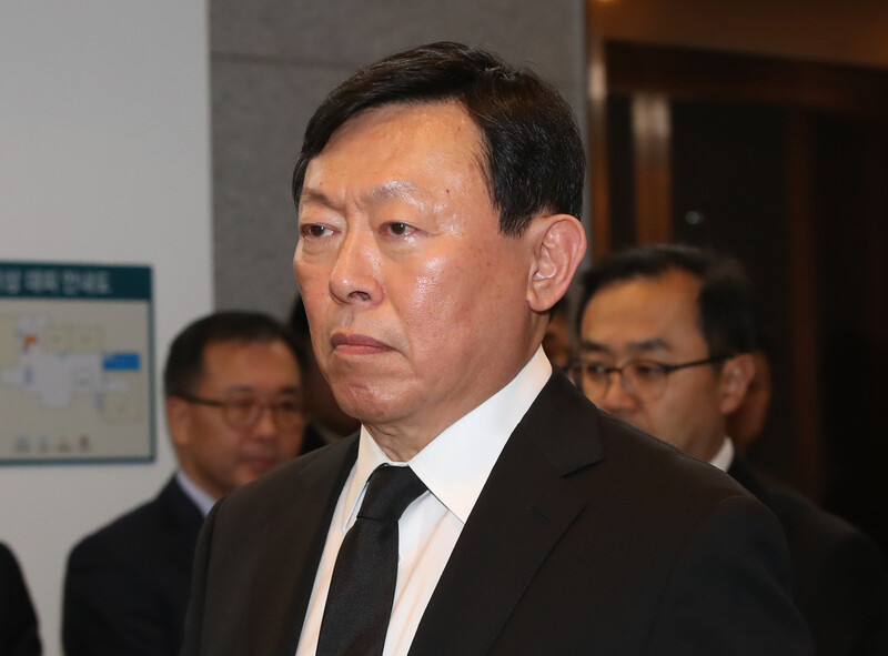 신동빈 롯데그룹 회장이 19일 오후 서울 송파구 서울아산병원에 마련된 신격호 롯데그룹 명예회장의 빈소에 침통한 표정으로 들어가고 있다. 연합뉴스