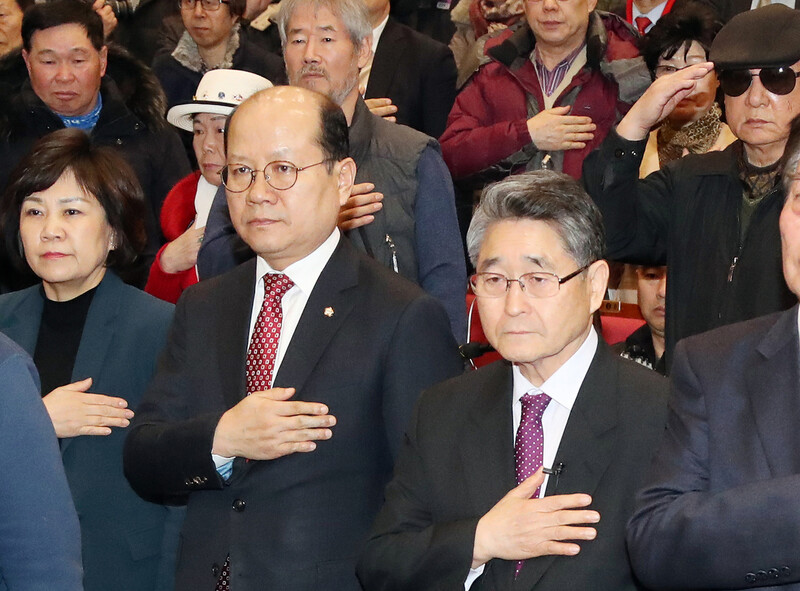 김순례(앞줄 왼쪽부터), 이종명 미래한국당 의원과 극우인사 지만원씨 등이 지난해 2월 8일 오후 국회 의원회관에서 열린 ‘5·18 진상규명 대국민 공청회’에 참석해 국민의례를 하고 있다. 김경호 선임기자 jijae@hani.co.kr