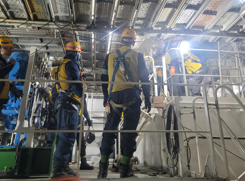 지난달 12일 전남 영암군 현대삼호중공업이 건조 중인 선박 안에서 노동자가 쓰러져 외부로 이송되고 있다.노동자 가족 제공