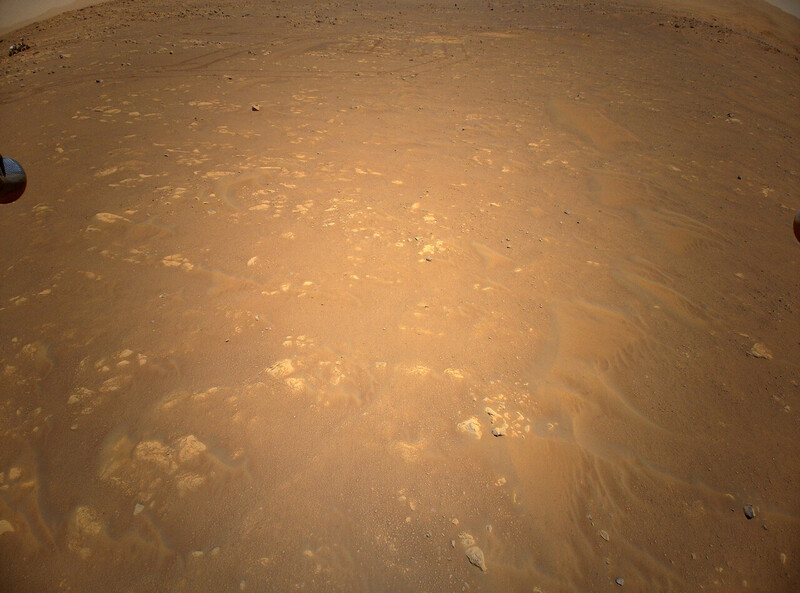 ﻿25일 3차비행때 인지뉴이티가 5미터 상공에서 찍은 최초의 칼라 화성 항공사진. 왼쪽 상단에 퍼시비런스가 보인다. 나사 제공