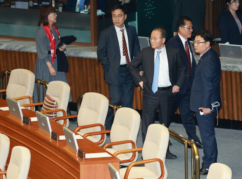 9일 오후 국회 본회의장에서 열린 본회의에서 윤재옥 국민의힘 원내대표를 비롯한 의원들이 퇴장하고 있다. 연합뉴스