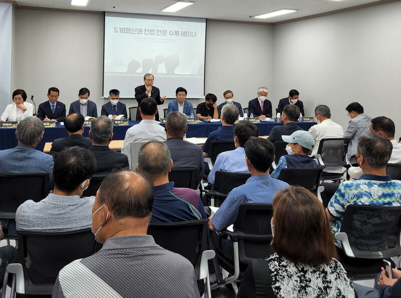 14일 광주 서구 5·18기념문화센터에서 열린 ‘5·18정신 헌법전문 수록 세미나’에서 함세웅 신부가 5·18정신의 헌법전문 수록의 타당성을 이야기하고 있다.김용희 기자 kimyh@hani.co.kr