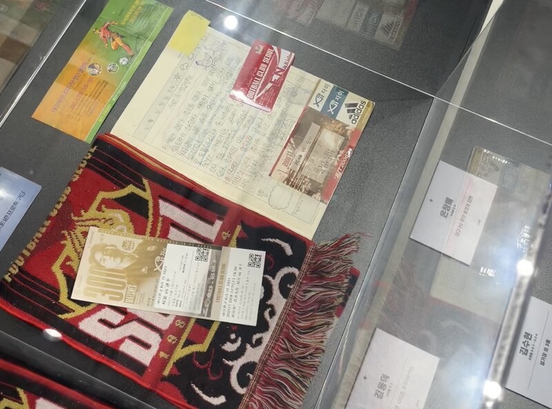 K리그 경기 관람 후 쓴 일기장과 티켓, 슬로건 등 팬들의 소장품이 22일부터 서울 영등포구 영등포아트스퀘어에서 열리는 ‘K리그:더 유니버스’ 전시장에 놓여 있다. 정인선 기자