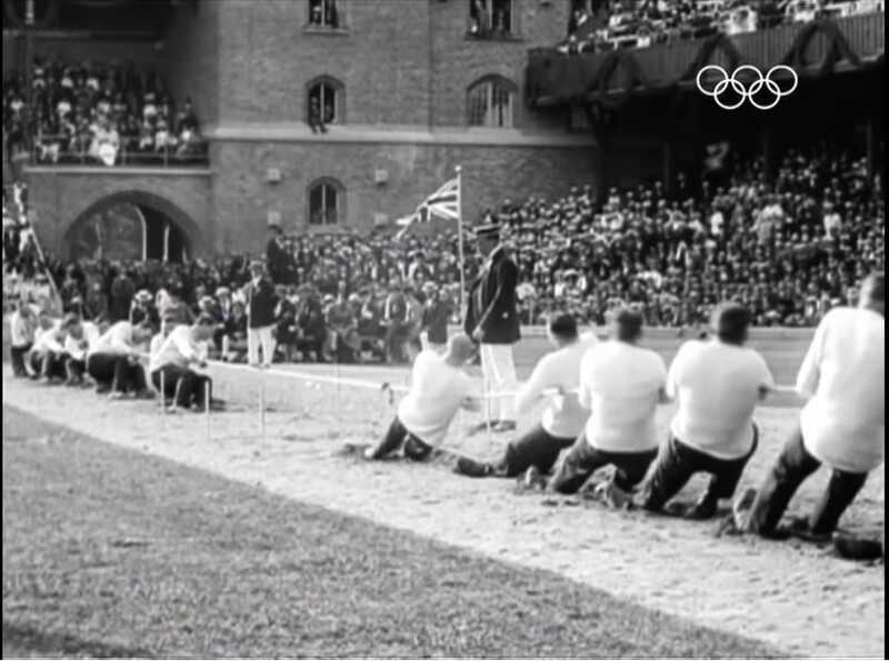 1912 스톡홀롬올림픽에서 열린 영국과 스웨덴의 줄다리기 경기 모습. 올림픽 유튜브 갈무리