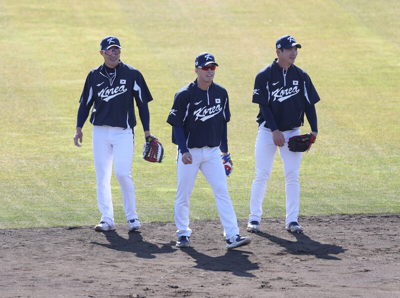 2023 세계야구클래식(WBC) 한국 야구대표팀 김하성(왼쪽부터), 토미 현수 에드먼, 오지환이 5일 일본 오사카 마이시마 버펄로스 스타디움에서 수비 훈련을 하고 있다. 오사카/연합뉴스