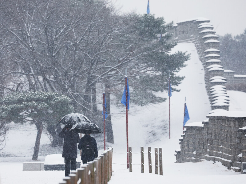 21일 오전 눈 내린 경기도 수원시 팔달구 창룡문 주변. 연합뉴스