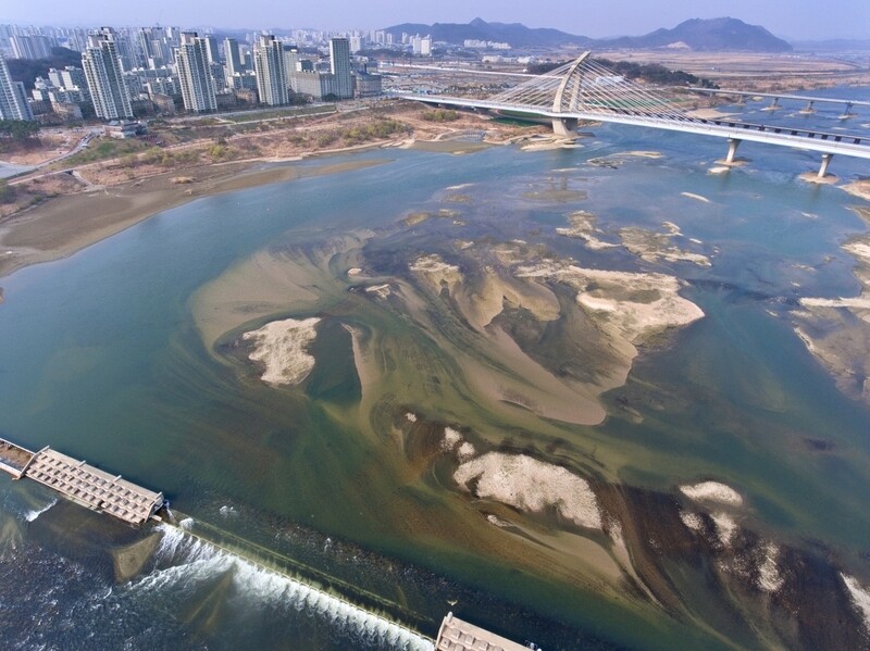 지난 2018년 3월 드론으로 바라본 세종시 금강. 세종보와 공주보 개방으로 빨라진 유속으로 씻겨나가는 녹조와 뻘, 드러난 모래톱이 보이고 있다. 세종/이정아 기자 leej@hani.co.kr