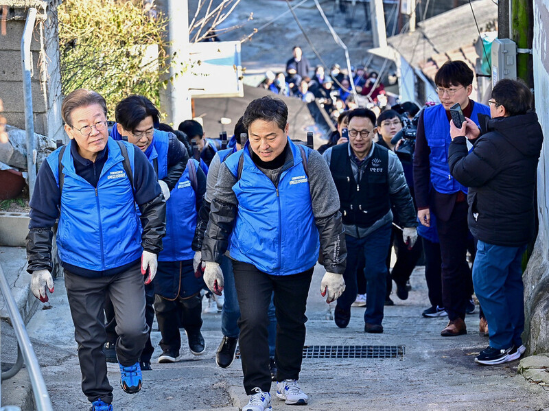 이재명 더불어민주당 대표(맨 왼쪽)가 4일 서울 성북구 보국문로 주택가에서 김영배 의원(앞줄 오른쪽)과 당직자, 지지자 등과 함께 연말을 맞아 연탄 나눔 봉사활동을 하고 있다. 공동취재사진