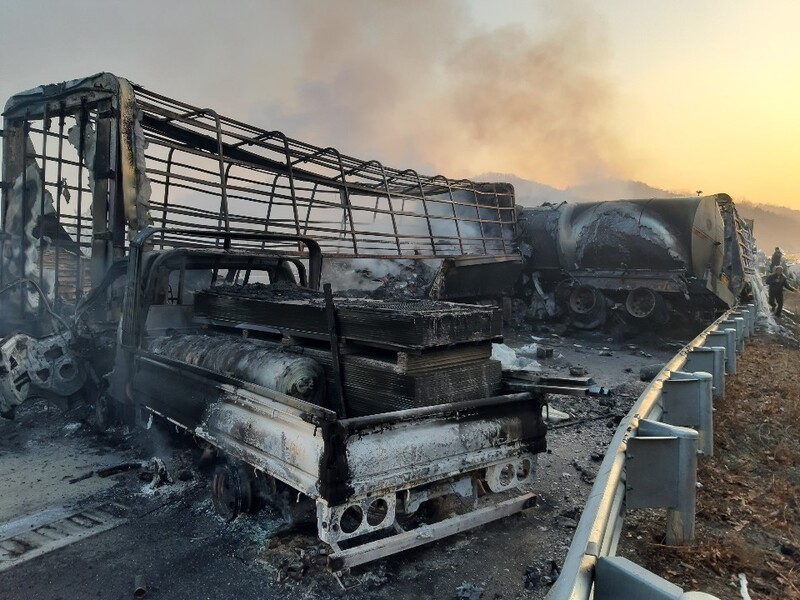 14일 새벽 경북 군위군 소보면 달산리 상주영천고속도로에서 발생한 차량 연쇄 추돌 사고로 불에 탔다. 경북소방본부 제공