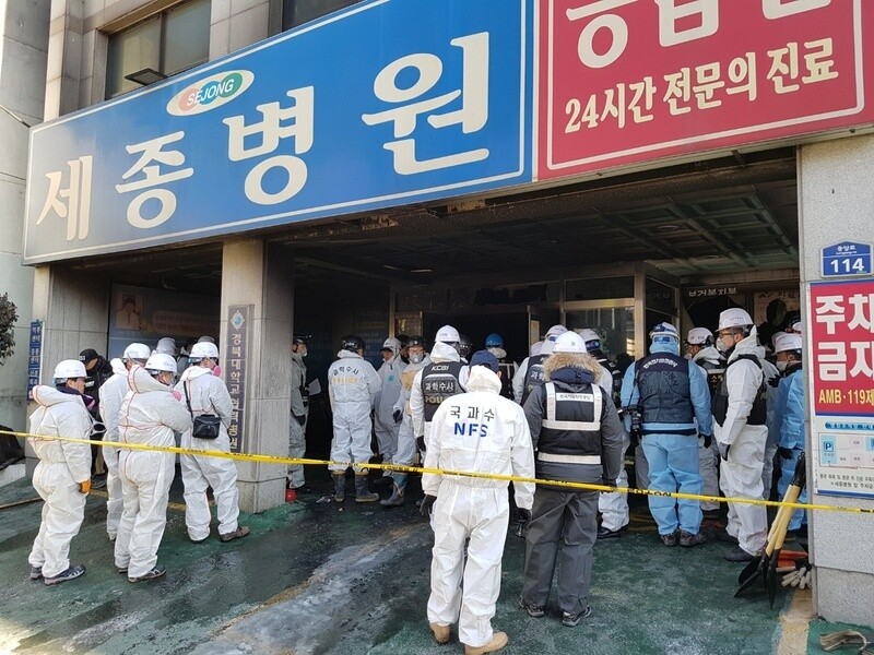 지난해 1월27일 오전 10시 경북 밀양기 가곡동 세종병원 입구에서 국립과학수사연구원 등이 합동 현장감식을 하기 위해 대기하고 있다. 김일우 기자 cooly@hani.co.kr