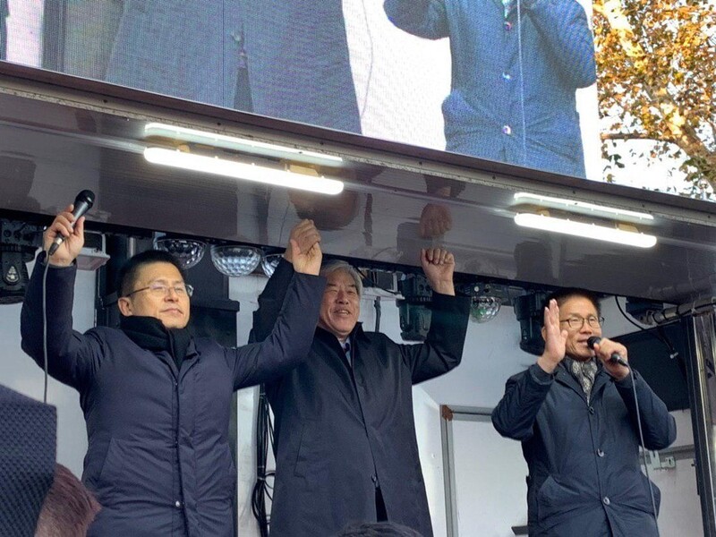 지난달 20일 청와대 분수대 인근 ‘문재인 하야 범국민투쟁본부’ 집회에서 전광훈 총괄대표(가운데)와 황교안 자유한국당 대표(왼쪽) 손을 붙잡고 있다. 이주빈 기자