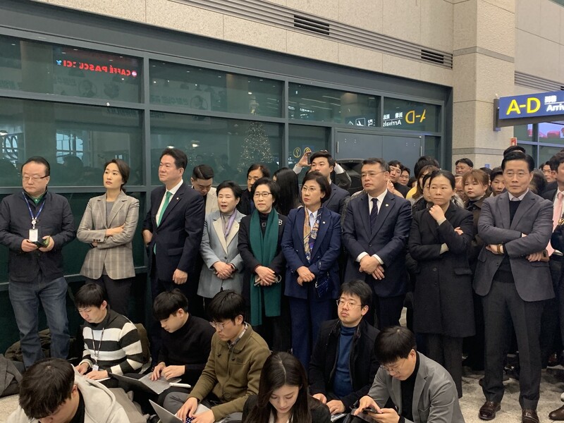 19일 오후 인천공항에서 바른미래당 김수민·이동섭·신용현·김삼화·최도자·임재훈·권은희·이태규 의원이 안철수 전 국민의당 대표의 입국을 기다리고 있다.