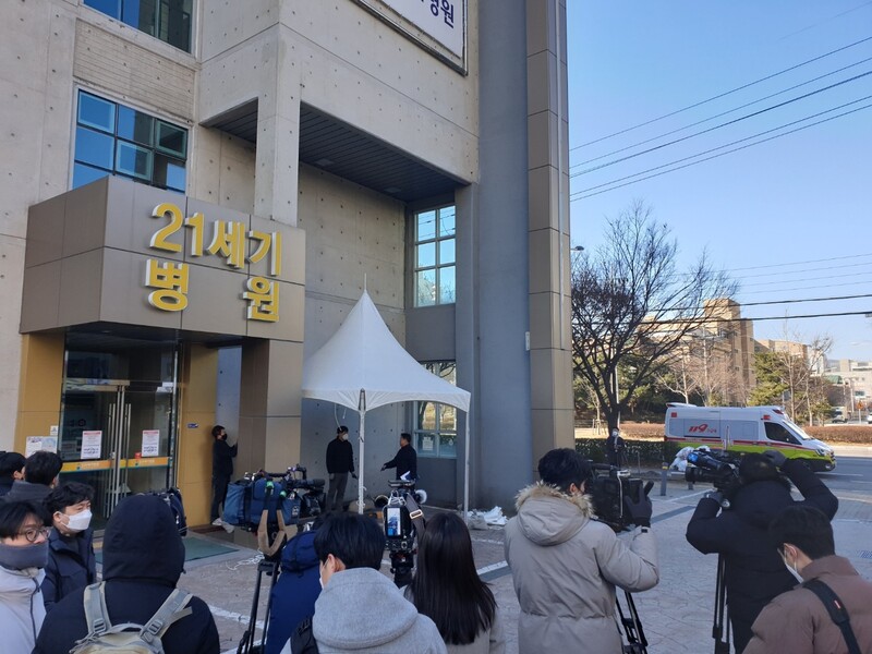 5일 16번 확진자의 딸(21)이 18번 확진자로 판명된 뒤 광주 21세기병원에서 전남대병원 음암병상으로 격리하기 위해 응급차를 대기시켜 놓고 있다. 김용희 기자