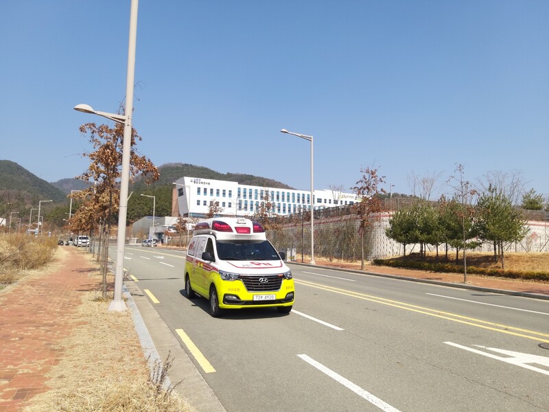 2일 낮 대구 동구 신서동 중앙교육연수원에 코로나19 확진자를 이송한 119구급차가 연수원을 빠져나가고 있다. 김일우 기자 cooly@hani.co.kr