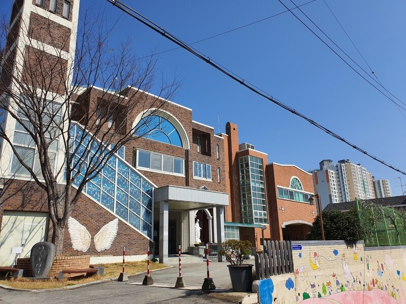 8일 오전 광주광역시 서구 쌍촌동 천주교회는 주일미사가 집전되지 않아 한산했다. 정대하 기자