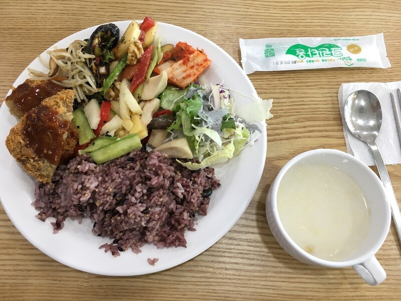 동국대 채식당의 비건 뷔페. 사진 블로거 앤디 제공