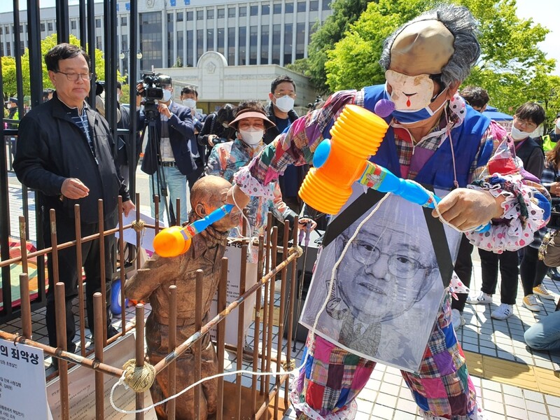 5·18 헬기사격을 증언한 고 조비오 신부의 명예를 훼손한 혐의로 기소된 전두환씨의 재판이 열렸던 27일 광주지법 앞에서 한 시민이 `전두환 단죄상' 앞에서 전씨를 처벌하는 퍼포먼스를 하고 있다. 정대하 기자