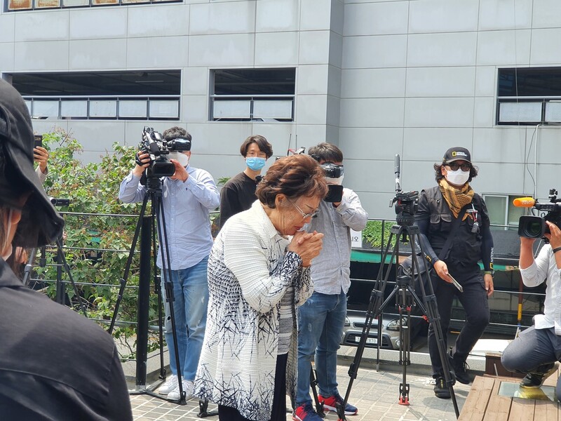 일본군 ’위안부‘ 피해자 이용수(92) 할머니가 6일 오전 11시 대구 희움 일본군 ’위안부‘ 역사관에서 열린 ’2020 대구·경북 일본군 ’위안부‘ 피해자 추모의날‘ 행사에서 세상을 떠난 일본군 ’위안부‘ 피해자 할머니들의 사진 앞에서 눈을 감고 두 손을 모으고 있다.