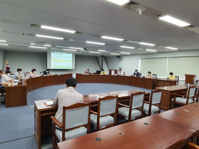 지난 8일 광주시와 전남도의 공공보건의료지원단과 감염병관리지원단이 광주시의회의 후원으로 개최한 `광주전남 치료병상 확보를 위한 간담회'. 정대하 기자