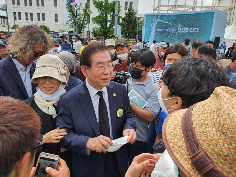 박원순 서울시장이 지난 5월 18일 옛 전남도청 앞 광장에서 열린 5·18민주화운동 40주년 기념식이 끝난 뒤 시민들과 이야기를 나누고 있다. 정대하 기자