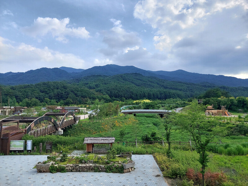 지난 8일 경북 봉화군 춘양면 국립 백두대간 수목원 방문자센터 2층 카페 테라스에서 본 풍경. 백두대간 주능선, 자락 옥석산과 문수산 산세가 펼쳐진다. 김선식 기자