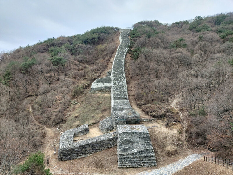 미륵산성 동문지. 김선식 기자