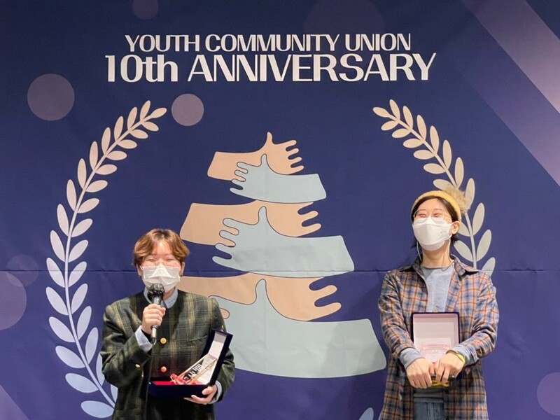 지난 5일 청년유니온이 서울 서대문구 한 회의실에서 비대면 창립 10주년 기념식을 열었다. 기념식은 청년유니온 유튜브를 통해 생중계됐다. 조희원 청년참여연대 사무국장(왼쪽), 최지희 민달팽이유니온 위원장이 감사패를 받고 소감을 말하고 있다. 청년유니온 제공