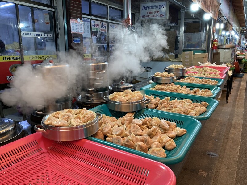 충주시장 ‘대성야채만두’의 김치만두. 유선주 객원기자