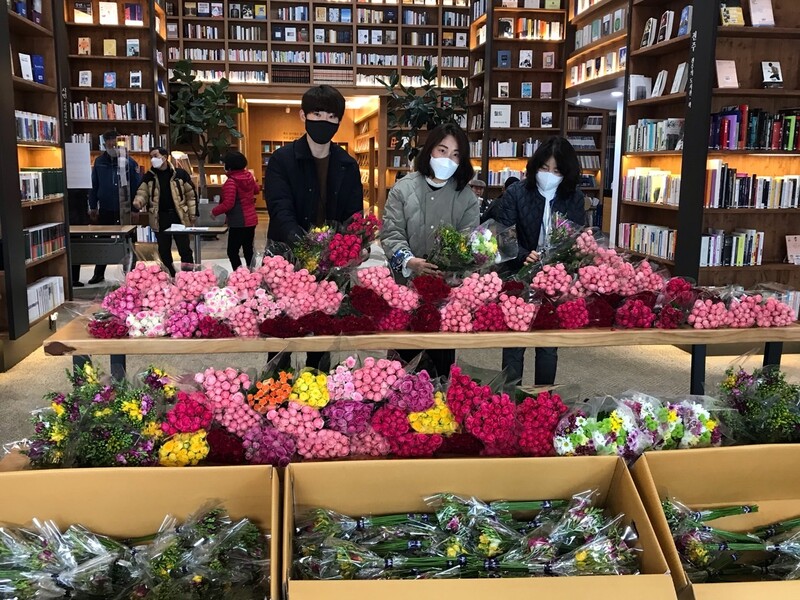 지난 1일 전주시청 1층에서 화훼농가를 돕는 꽃소비 촉진행사가 열렸다. 전주시 제공