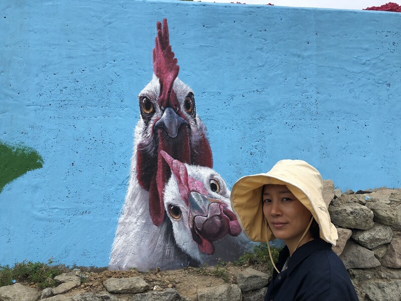 ‘도초 수국공원’ 돌담 벽화 앞에 선 김지안 작가. 사진 김지안 제공