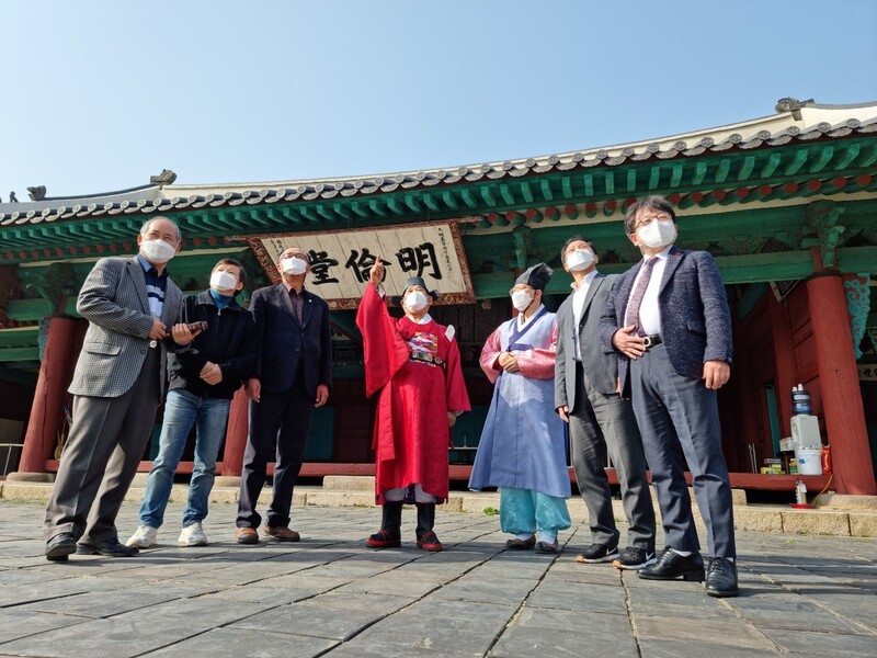 사서를 편찬한 최영갑 성균관 교육원장 겸 유교문화활성화사업단장(왼쪽부터), 허종은 성균관 한림원장, 이상호 유교신문사 대표, 손진우 성균관장, 박광영 성균관 총무부장 겸 의례부장, 오흥녕 성균관 유교문화활성화사업단 연구원, 김용재 성신여대 교수. 성균관 제공