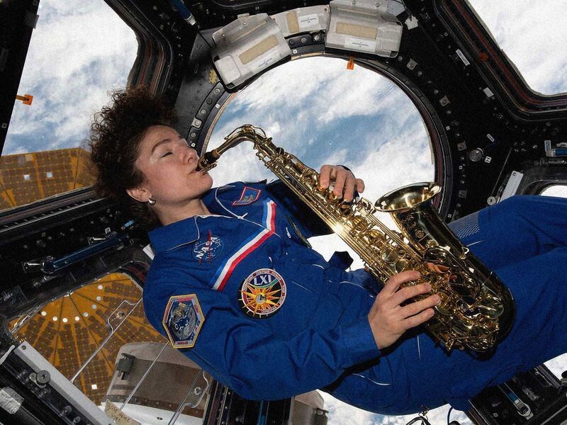 우주비행사가 여가 활동으로 큐폴라 창에서 푸른 지구를 배경으로 색소폰을 연주하고 있다. 나사 제공