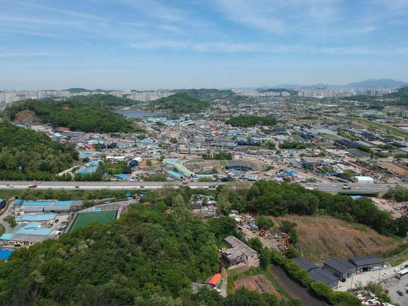 광명, 시흥 3기 새도시 예정지인 경기 시흥시 과림동 일대를 가로지르는 제2경인고속도로 위로 11일 차량들이 달리고 있다. 시흥/이정아 기자 leej@hani.co.kr