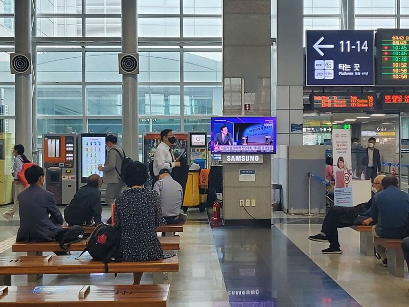 이준석 국민의힘 당대표가 당선된 지난 11일 동대구역에서 대구 시민들이 전당대회 생중계를 지켜보고 있다. 대구/배지현 기자