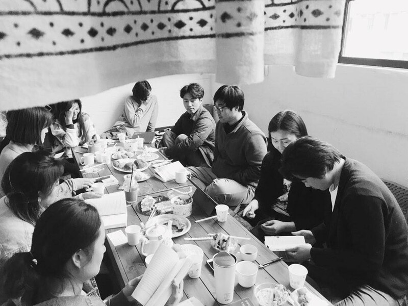 부산에서 8년째 지속되어온 생활예술모임 ‘곳간’의 정기 프로그램인 ‘문학의 곳간’은 이달 76회차를 맞이한다. 자생적 모임의 가장 큰 동력은 서로가 서로의 목격자가 되어주는 데 있음을 확인하는 자리이기도 하다. 사진은 2018년 3월 부산 중앙동 히요방에서 열린 43회 모임. 김대성 제공 부산에서 8년째 지속되어온 생활예술모임 ‘곳간’의 정기 프로그램인 ‘문학의 곳간’은 이달 76회차를 맞이한다. 자생적 모임의 가장 큰 동력은 서로가 서로의 목격자가 되어주는 데 있음을 확인하는 자리이기도 하다. 사진은 2018년 3월 부산 중앙동 히요방에서 열린 43회 모임. 김대성 제공