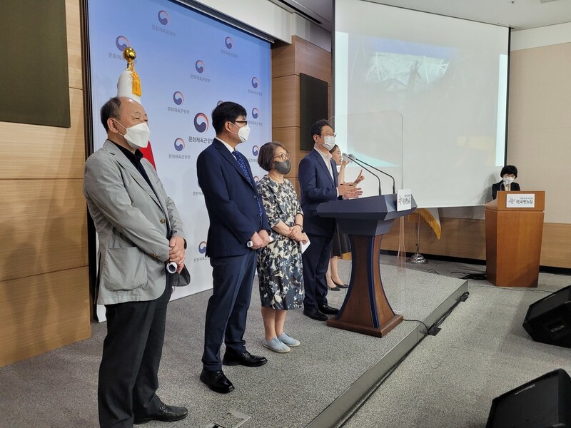 7일 오전 서울 광화문 정부종합청사 별관에서 열린 ‘국가기증 이건희 소장품 활용방안’에 대한 문체부 기자회견 광경. 황희 문체부 장관이 발언대에 서서 기자들의 질문에 답변하고 있다. 황 장관 옆에 윤범모 국립현대미술관장, 민병찬 국립중앙박물관장, 김영나 ‘국가기증 이건희 소장품 활용위원회’ 위원장(왼쪽부터)이 나란히 서있다. 노형석 기자