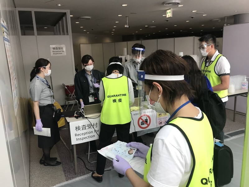 공항 관계자들이 코로나 검사를 위해 분주하게 서류를 검토하고 있다. 이준희 기자