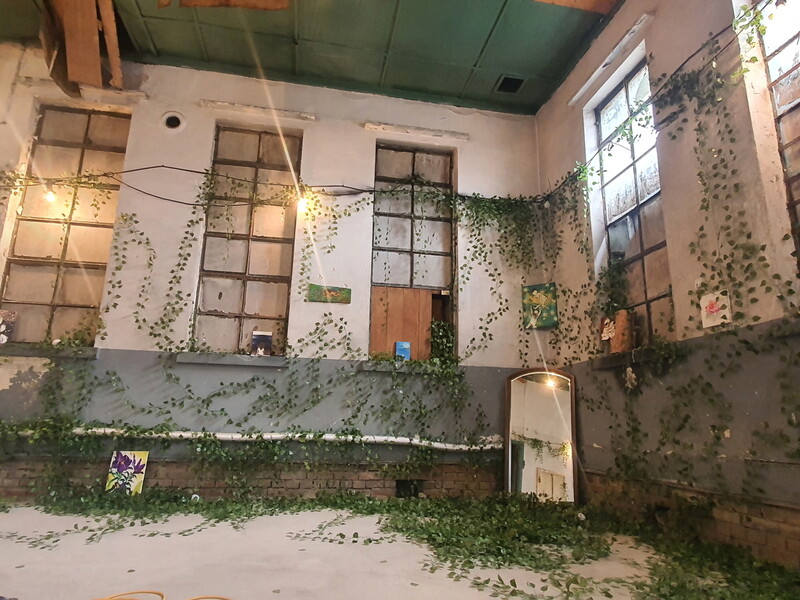 1925년에 건립한 건물에서 청년들이 주도한 예술전시회가 열리고 있다. 익산시 제공