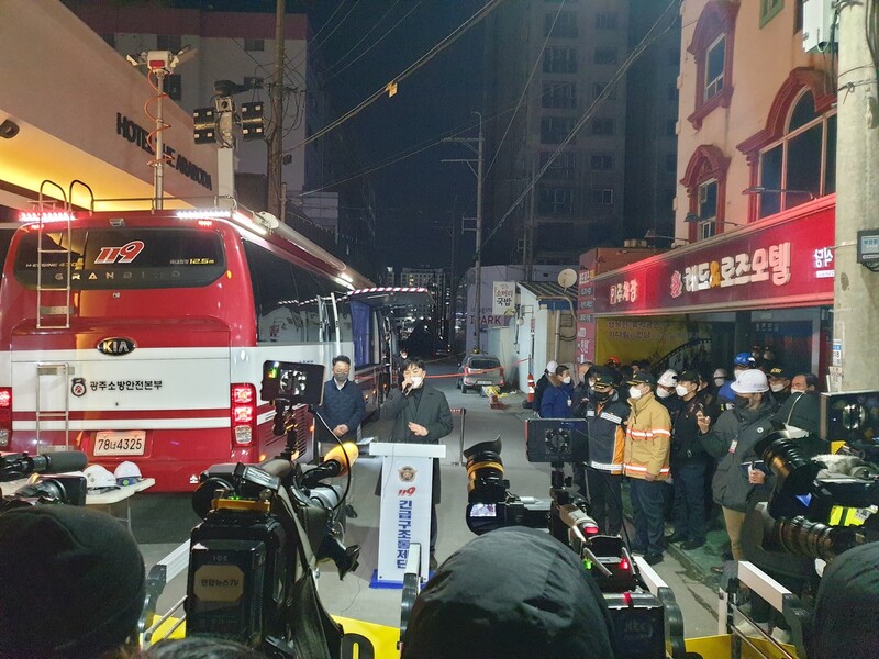 붕괴사고가 난 광주광역시 서구 화정동 아이파크 아파트 신축공사 현장 인근에서 12일 시공사인 현대산업개발 관계자가 실종 노동자 구조작업 계획을 설명하고 있다.김용희 기자 kimyh@hani.co.kr