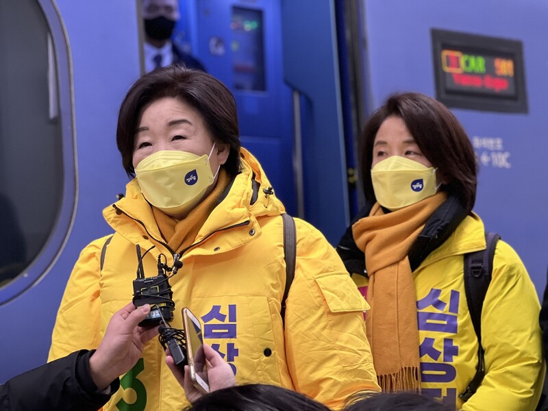 심상정 정의당 대선 후보가 20대 대통령 선거 공식 선거운동이 시작된 15일 새벽 서울 용산역에서 호남선 첫 기차 출발인사를 한 뒤 취재진 질문에 답하고 있다. 정의당 제공