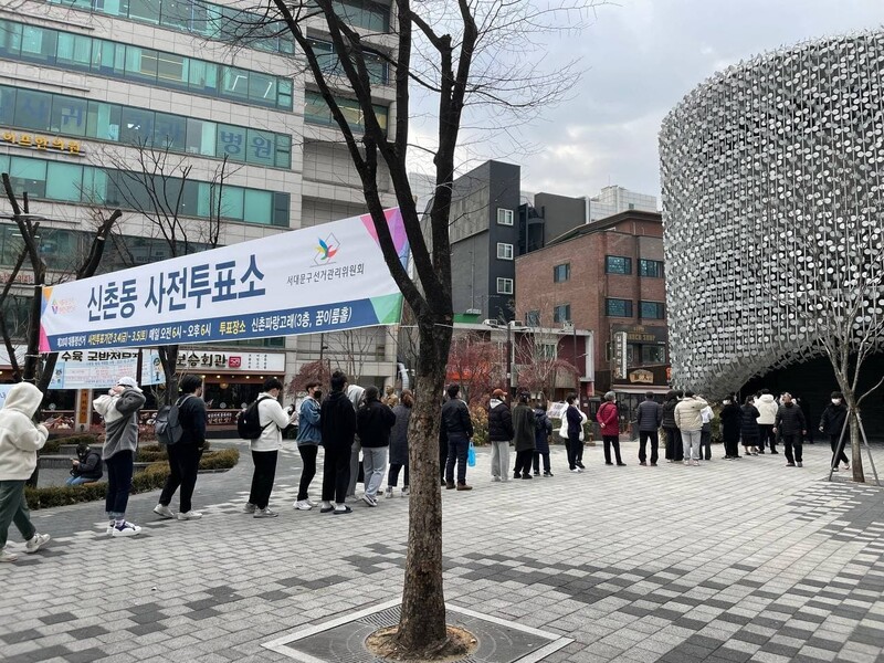 제20대 대통령선거 사전투표 첫날인 4일 서울 서대문구 사전투표소인 신촌파랑고래 앞에 시민들이 투표를 위해 줄을 서 있다. 이주빈 기자 yes@hani.co.kr